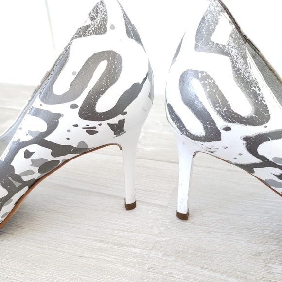 Carlos Santana Abstract Print Pointy Toe Pumps - Picture 5 of 5